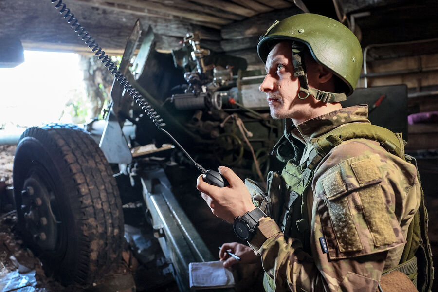 Военнослужищий артиллерийской батареи 2-го стрелкового батальона 110-й бригады во время боевой работы с использованием 100-мм противотанковой пушки МТ-12 «Рапира» на подземной позиции Невельского направления зоны СВО, июнь 2024 года