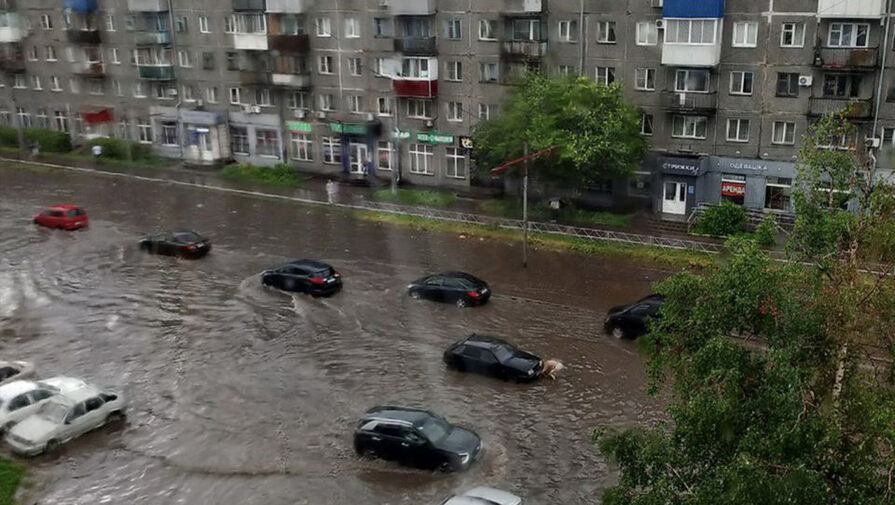 Появилось видео, как в Новокузнецке тонут машины после суперливня