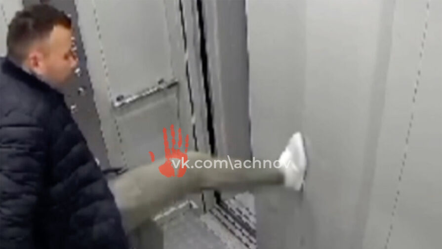 Пьяный челябинец пытался заставить лифт работать с помощью побоев и попал на видео