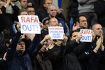 Болельщики «Челси» с плакатами со словами против Рафаэля Бенитеса и в поддержку бывшего главного тренера Роберто Ди Маттео
