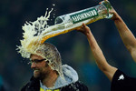 21 апреля. Игрок футбольного клуба «Borussia Dortmund» Лукаш Пищек выливает бокал пива на голову своего тренера Юргена Клоппа после победы команды в Бундеслиге.