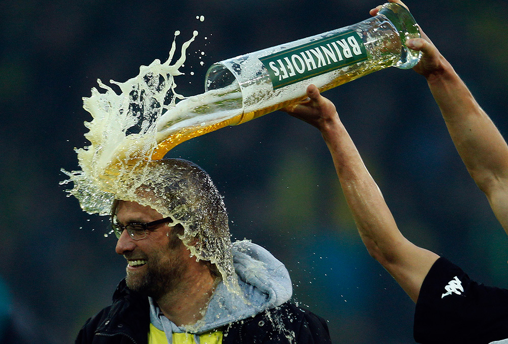21 апреля. Игрок футбольного клуба «Borussia Dortmund» Лукаш Пищек выливает бокал пива на голову своего тренера Юргена Клоппа после победы команды в Бундеслиге.