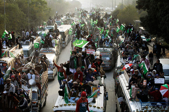 Многотысячный марш оппозиции на пути из города Лахора в столицу Исламабад