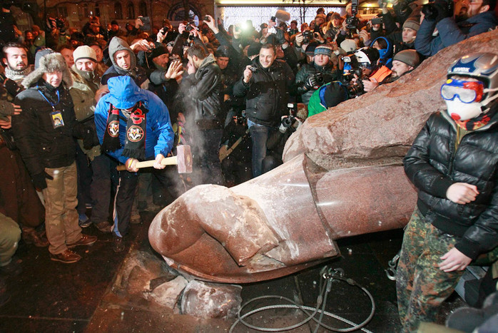 Демонстранты разбивают рухнувший памятник Ленину кувалдами