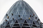 Промышленные альпинисты на здании «Огурец» в Лондоне