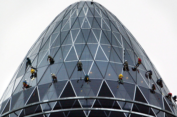 Промышленные альпинисты на&nbsp;здании «Огурец» в&nbsp;Лондоне