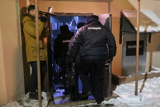 Сотрудники полиции у входа в «Театр.doc», где должны были показывать фильм в поддержку украинского кинорежиссера О.Сенцова
