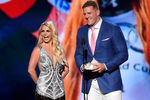 Бритни Спирс и игрок НФЛ Джей-Джей Вот присуждают награду лучшему спортсмену на церемонии ESPY Awards в театре Microsoft