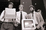 Стив Джобс, генеральный директор корпорации Apple Джон Скалли и Стив Возняк на презентации компьютера Apple IIc в Сан-Франциско, 1984 год
