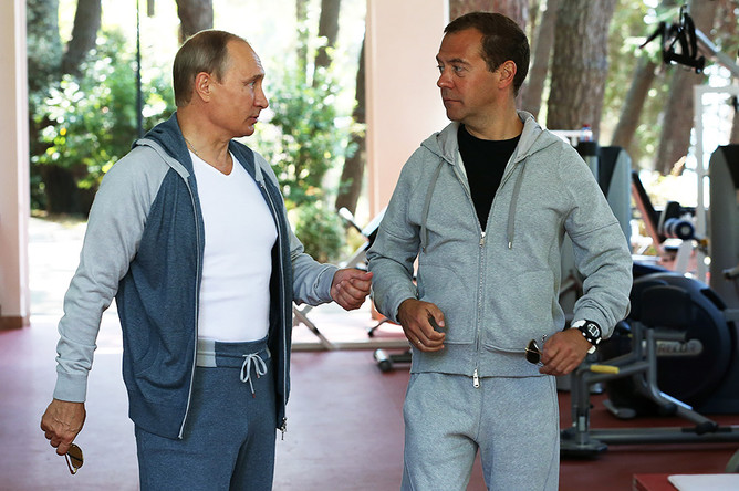 Президент РФ Владимир Путин и премьер-министр РФ Дмитрий Медведев в тренажерном зале резиденции «Бочаров Ручей»
