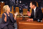 Кандидат в президенты США от Демократической партии Хиллари Клинтон и телеведущий Джимми Фэллон во время съемок программы The Tonight Show
