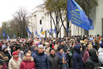 Участники митинга против высоких тарифов и за повышение зарплат педагогам у здания Верховной рады в Киеве
