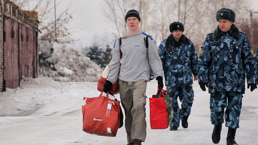Оппозиционный активист Ильдар Дадин покидает колонию №5 города Рубцовска Алтайского края, 26 февраля 2017 года