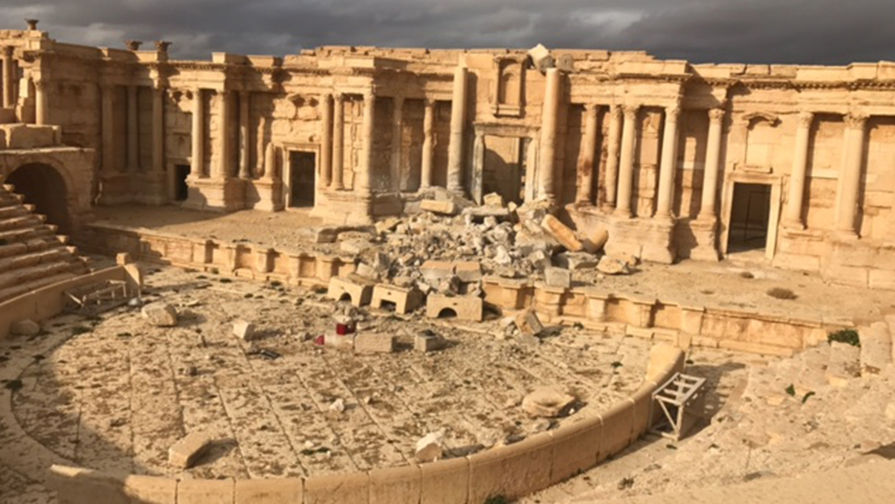 Римский амфитеатр в&nbsp;исторической части сирийской Пальмиры, 2 марта 2017 года