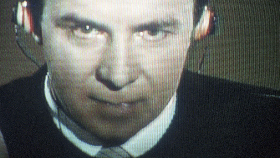 Врач-психотерапевт Анатолий Кашпировский проводит лечебные телесеансы, 1989 год