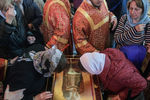 Верующие поклоняются ковчегу с мощами святителя Николая Чудотворца в храме Христа Спасителя в Москве, 22 мая 2017 года