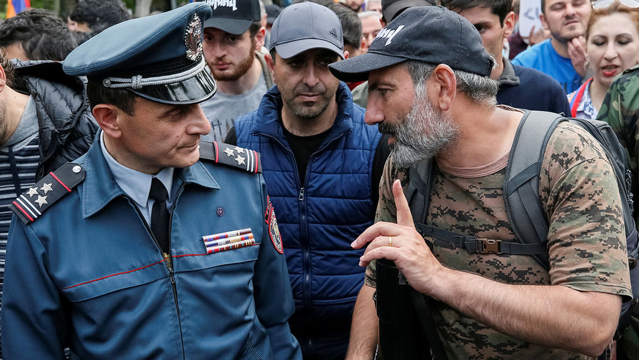 Лидер армянской оппозиции Никол Пашинян во время общения с полицейским на митинге в Ереване, 29 апреля 2018 года