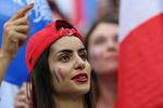 Болельщица французской сборной перед началом финального матча чемпионата мира по футболу между сборными Франции и Хорватии в Москве, 15 июля 2018 года
