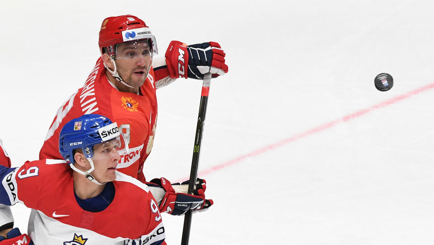 Александр Овечкин (на заднем плане) против чешского хоккеиста Давида Скленички