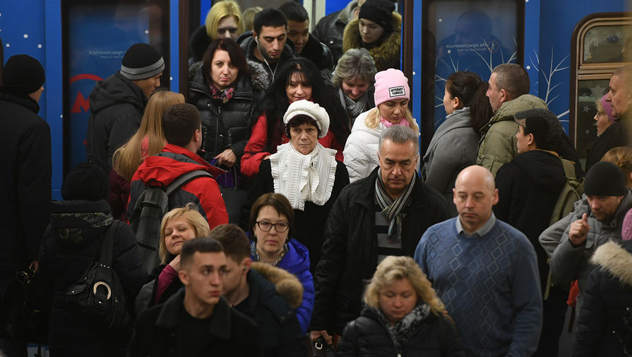 Пассажиры на одной из станций московского метро