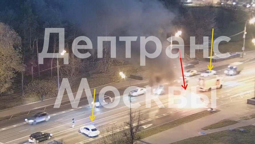 На юго-западе Москвы автомобиль загорелся на проезжей части