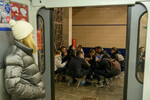 Жители Киева укрываются в метро во время воздушной тревоги, Украина, 14 декабря 2023 года