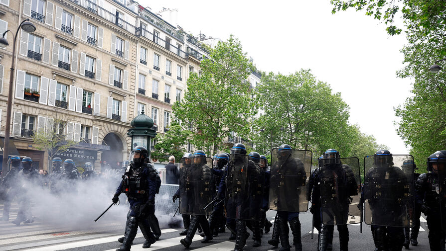В первомайских демонстрациях во Франции участвуют скрывающие лица радикалы