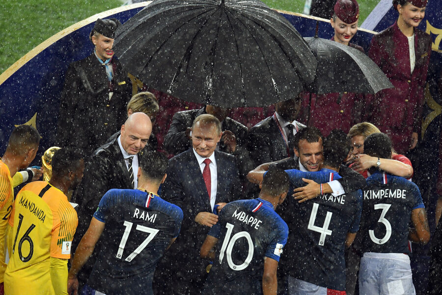 Президент РФ Владимир Путин (в центре) на&nbsp;церемонии награждения победителей чемпионата мира по&nbsp;футболу FIFA 2018&nbsp;года на&nbsp;стадионе &laquo;Лужники&raquo;. Слева от президента РФ &mdash; президент ФИФА Джанни Инфантино, справа налево: президент Хорватии Колинда Грабар-Китарович и президент Франции Эммануэль Макрон, Москва, 15&nbsp;июля 2018