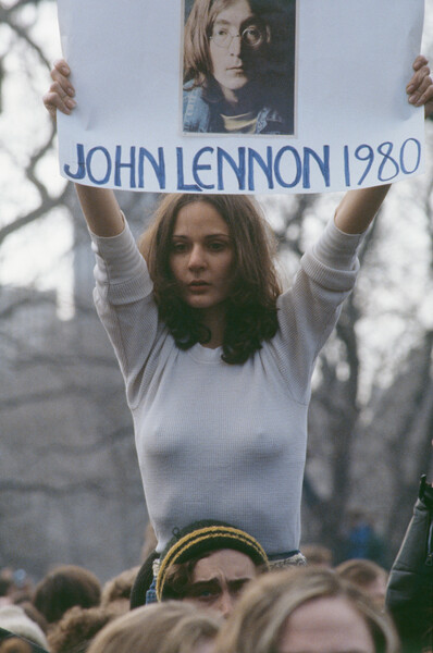 Поклонница Джона Леннона с&nbsp;плакатом в&nbsp;память о&nbsp;музыканте Джоне Ленноне через&nbsp;несколько дней после его смерти, 14&nbsp;декабря 1980&nbsp;года 
