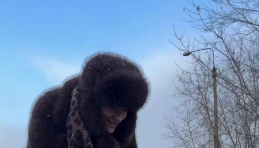 Mona раскритиковали за визит в приют для собак в меховой шубе