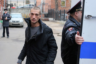 Художник Петр Павленский у здания Тверского суда Москвы