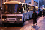Автобусы с сотрудниками ОМОНа у Замоскворецкого суда перед оглашением приговора Алексею и Олегу Навальным