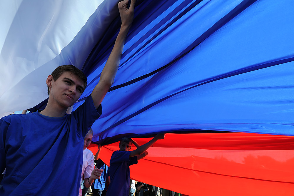Участники городской акции «Флаг России», посвященной Дню России, на площади Победы в Рязани