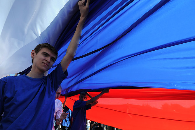 Участники городской акции «Флаг России», посвященной Дню России, на площади Победы в Рязани
