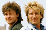 Британские рок-звезды Пол Янг (слева) и Род Стюарт, 1986 год 