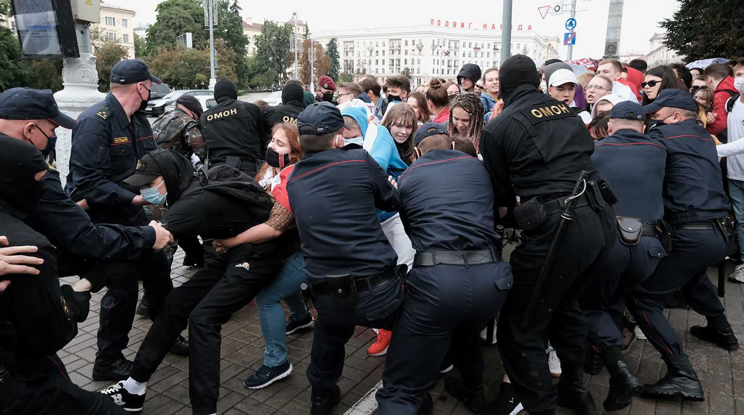 ОМОН разгоняет и задерживает митингующих студентов в Минске - Газета.Ru