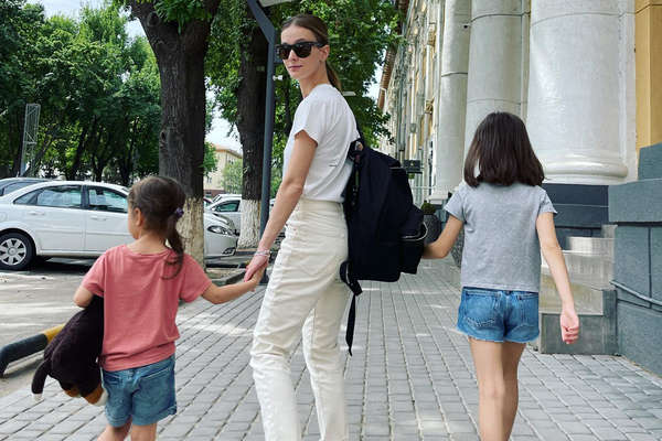 Порнодағы егде жастағы әйелдер Үлкен әтеш жас кискаға қиындықпен және ауырсынумен енеді