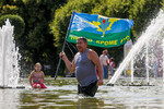 Десантник купается в фонтане во время гуляний в день ВДВ в Центральном парке культуры и отдыха имени М.Горькогo, Москва, 2 августа 2022 года 