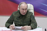 Президент РФ Владимир Путин во время совещания на одном из пунктов управления курской группировкой войск, 12 марта 2025 года