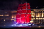 Бриг «Россия» на Неве во время ежегодного праздника выпускников «Алые паруса» в Санкт-Петербурге, 29 июня 2025 года