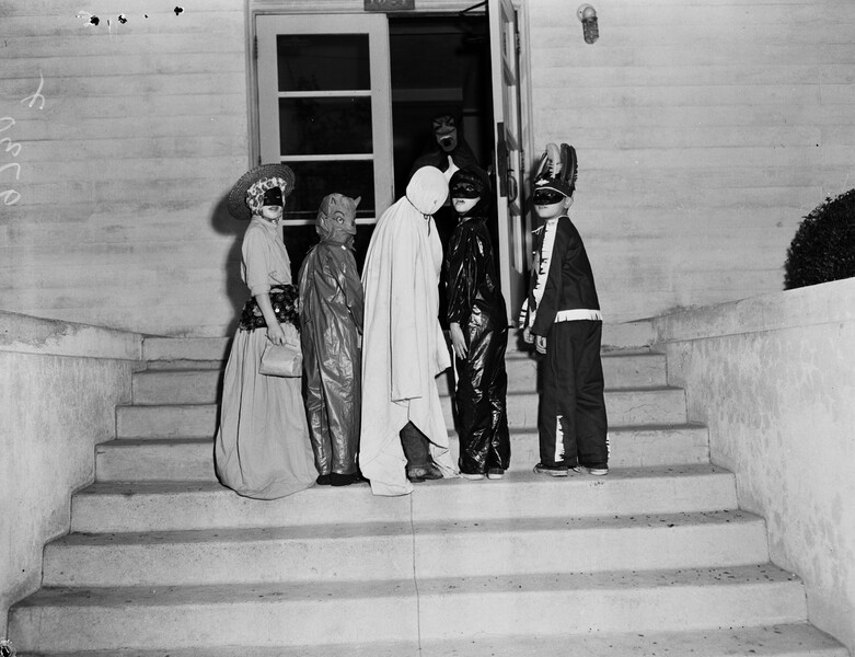 Дети на вечеринке в честь Хэллоуина в Лос-Анджелесе, Калифорния, 1952 год