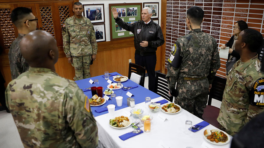 Вице-президент США Майк Пенс во время встречи с&nbsp;южнокорейскими военнослужащими в&nbsp;лагере Бонифас около&nbsp;деревни Пханмунджом на&nbsp;границе КНДР и Южной Кореи, 17&nbsp;апреля 2017&nbsp;года