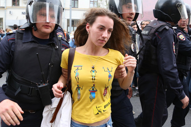 Задержание участника несанкционированного митинга на Тверской улице в Москве