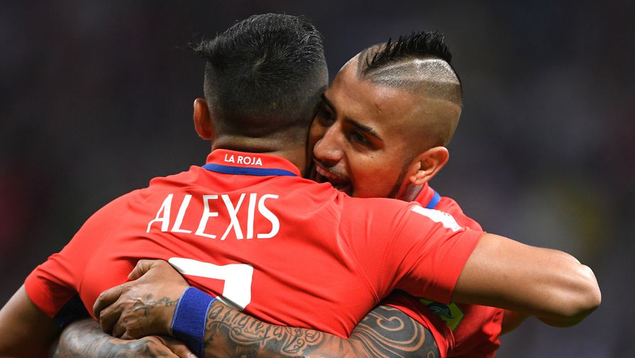 Лидеры сборной Чили Алексис Санчес и Артуро Видаль празднуют гол в ворота команды Германии на Кубке конфедераций – 2017