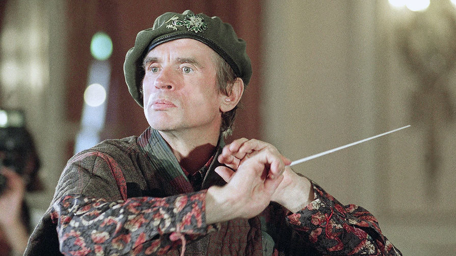 Рудольф Нуреев пробует себя в роли дирижера на концерте Лиги против рака в Довилле. Франция, 6 сентября 1991 года