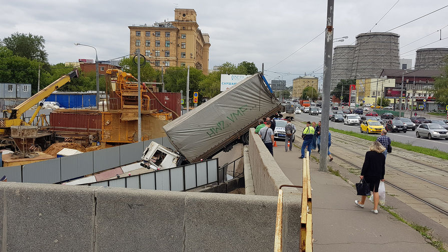 Последствия падения грузового автомобиля с&nbsp;путепровода около&nbsp;метро &laquo;Авиамоторная&raquo;, 23 июля 2018 года