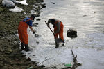 Сотрудники МЧС РФ с помощью абсорбента ликвидируют масляное пятно на реке Енисей, возникшее в результате аварии на Саяно-Шушенской ГЭС, 2009 год 