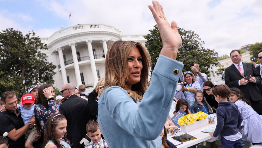 Первая леди Меланья Трамп во время ежегодного фестиваля катания пасхальных яиц на лужайке у Белого дома, 22 апреля 2019 года