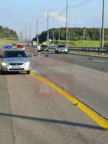 Последствия аварии с участием мотоцикла и грузового автомобиля на трассе М4 «Дон», 10 июня 2019 года