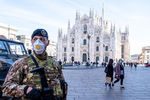 Итальянский военнослужащий на площади у у Кафедрального собора в Милане, 24 февраля 2020 года